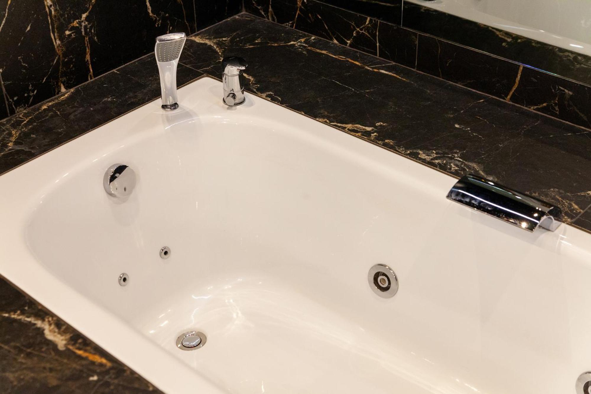 Leogrand Jacuzzi On Malaniuka 2 Apartamento Lviv Exterior foto